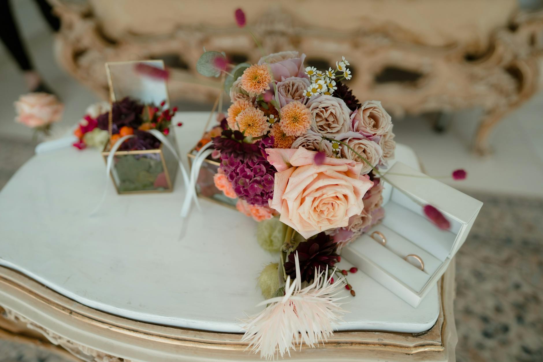 Hochzeitsdetails — Blumenstrauß und Ringe